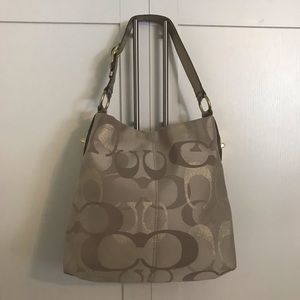Used in good condition COACH shoulder bag.